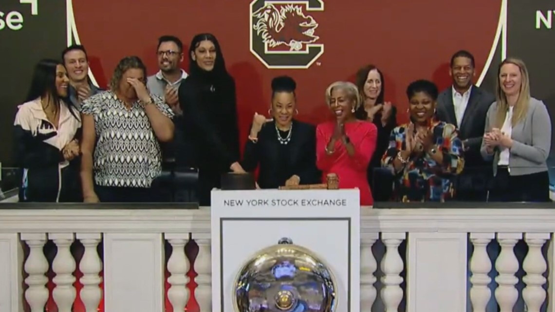 Dawn Staley, Kamilla Cardoso ring New York Stock Exchange bell