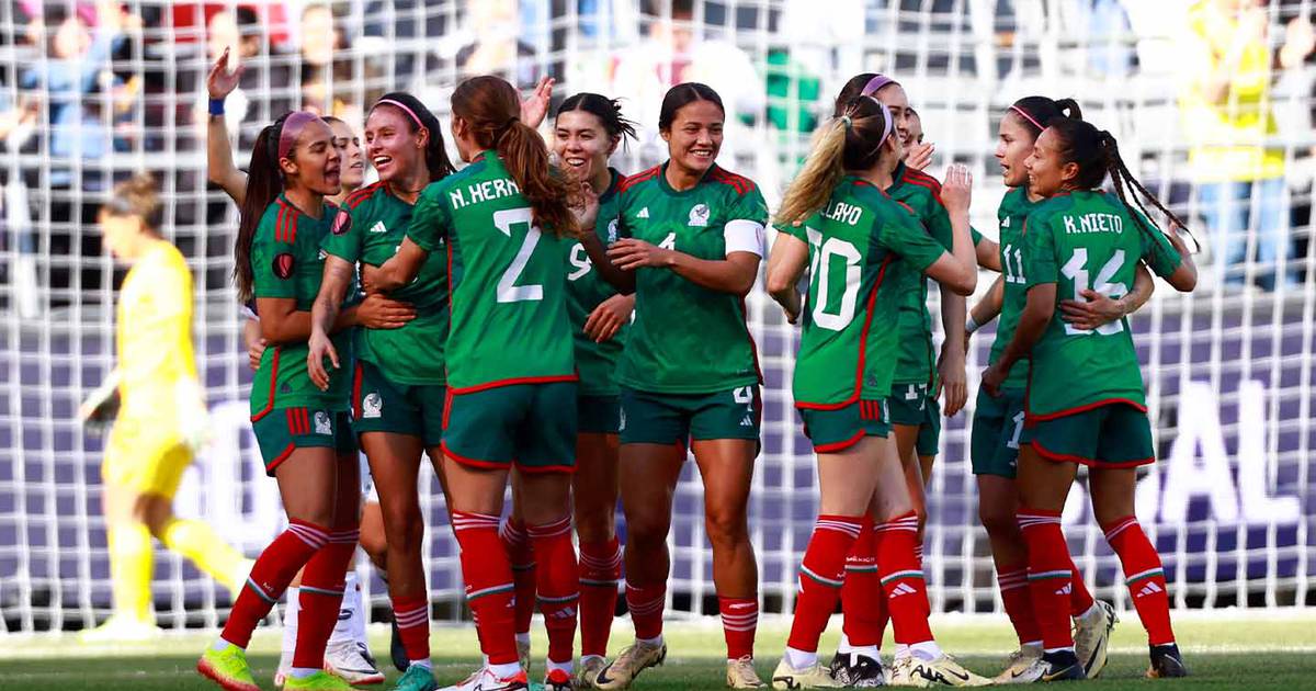 Mexico women's team advances to W Gold Cup semi-finals; they beat Paraguay 3-2, Brazil awaits