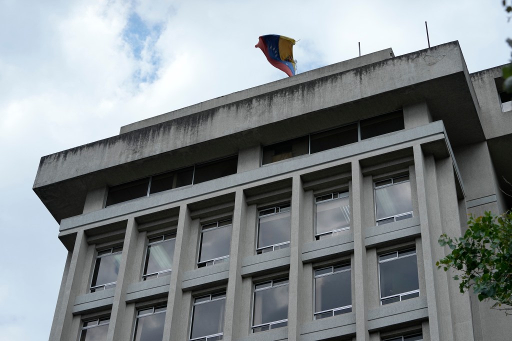 Venezuela shuts embassy in Equador over raid on Mexican embassy