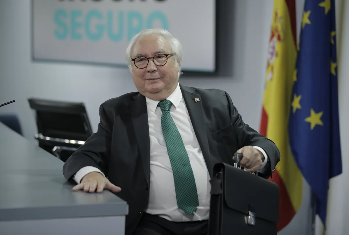 El ex ministro de los 'comunes' Manuel Castells pide el voto para el socialista Illa el 12-M