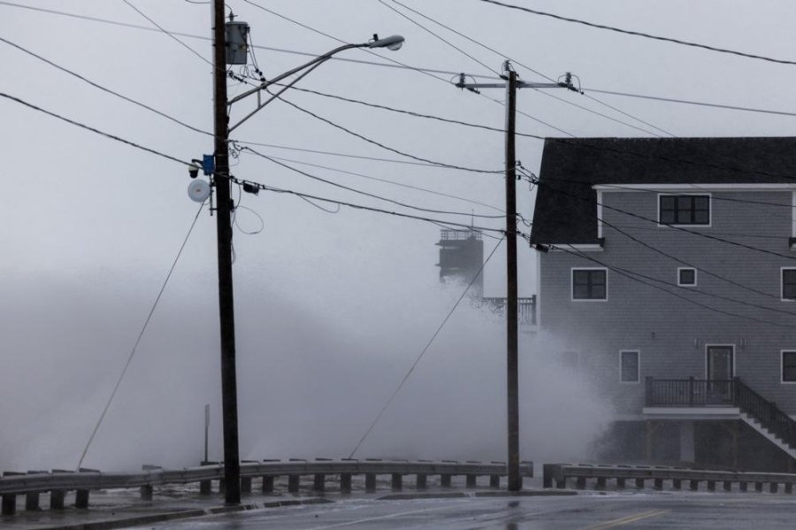 400,000 without power as deadly Nor'easter slams New England