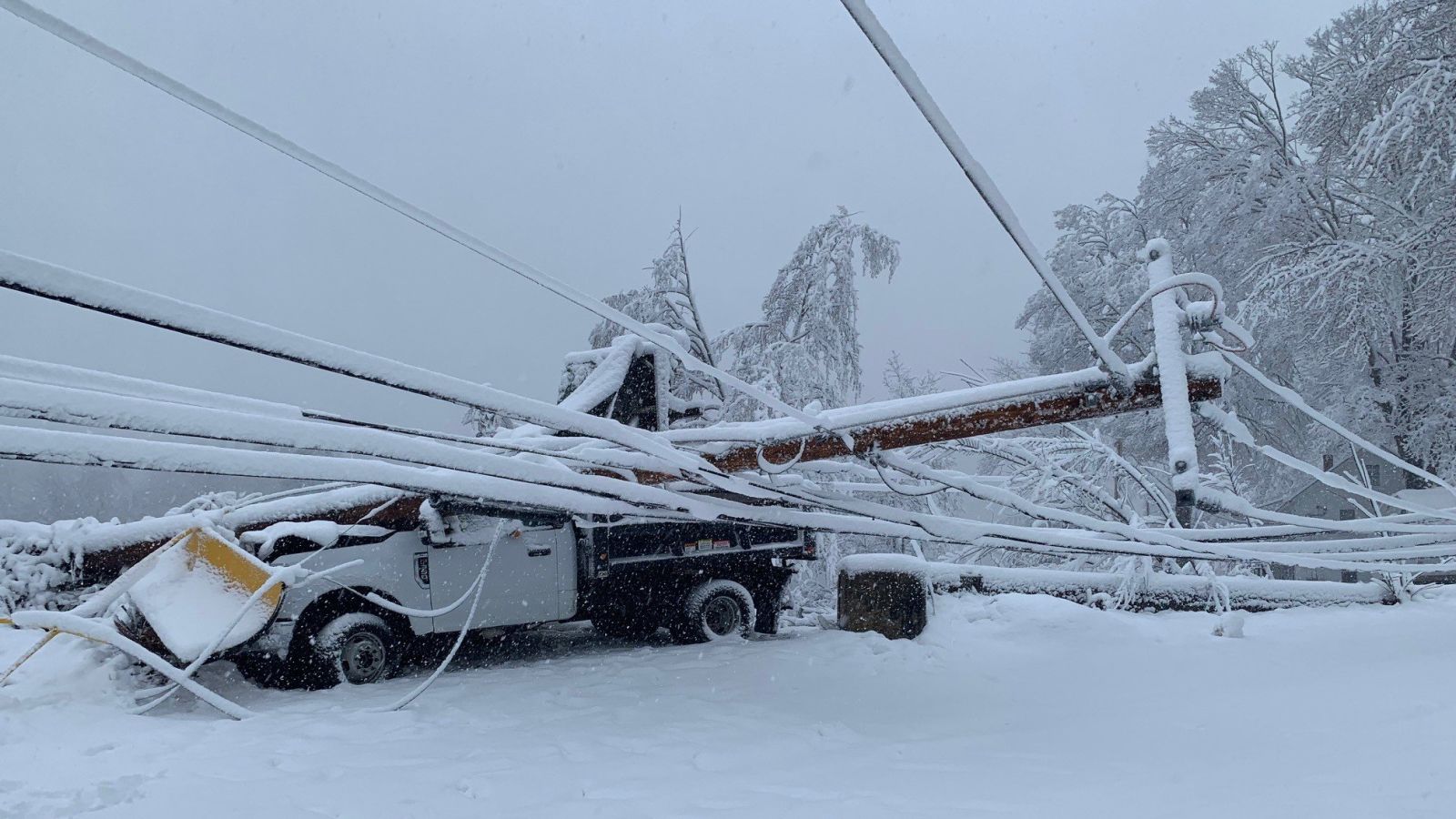 El Nor'easter provoca fuertes nevadas y cortes de suministro eléctrico a cientos de miles de personas mientras muchas carreteras permanecen intransitables