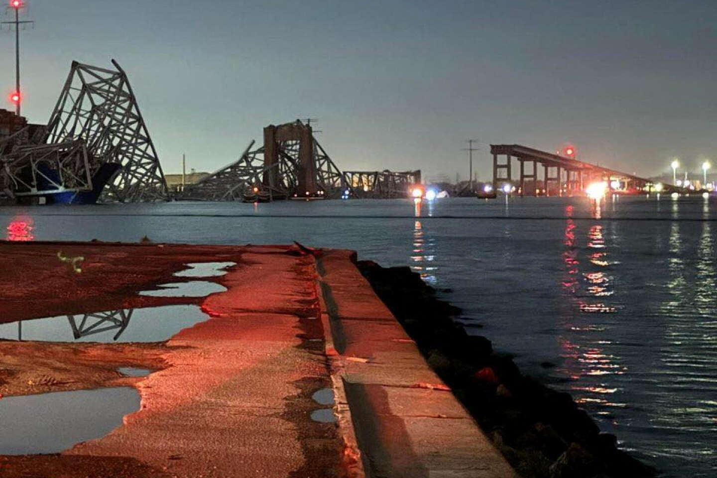 Baltimore : vingt personnes recherchées dans l’eau par les secours après l’effondrement d’un pont, percuté par un navire