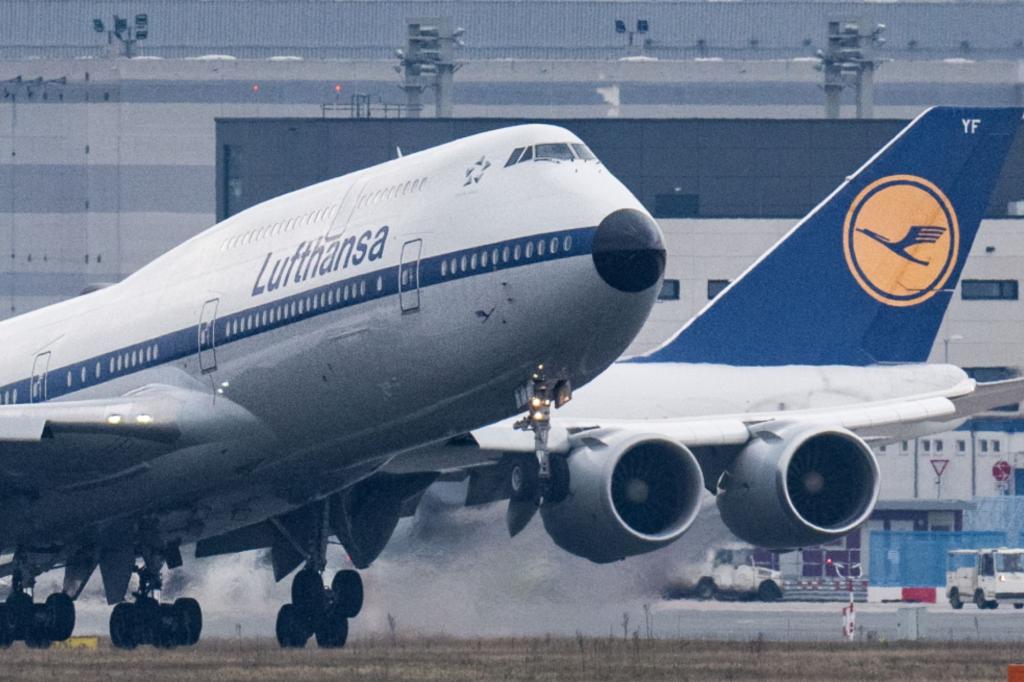 Lufthansa Boeing 747 bounceD off LAX runway twice: Video