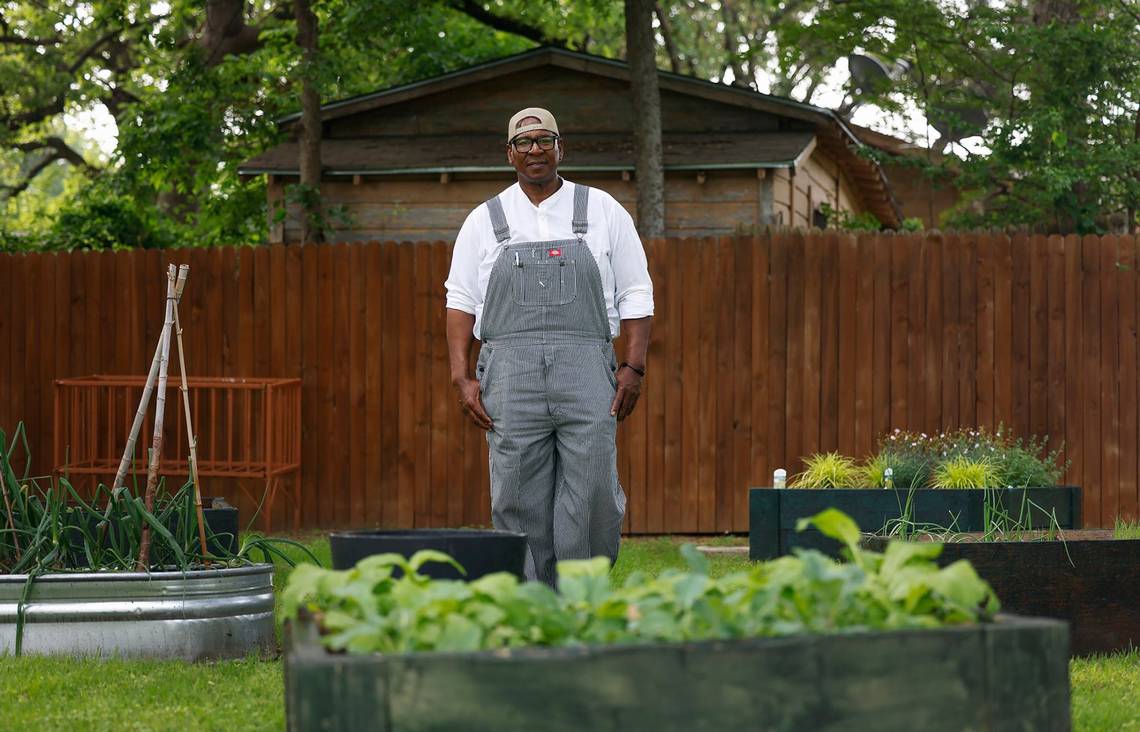 A Fort Worth neighborhood was a food desert. Then an ex-Dallas Cowboys linebacker moved in