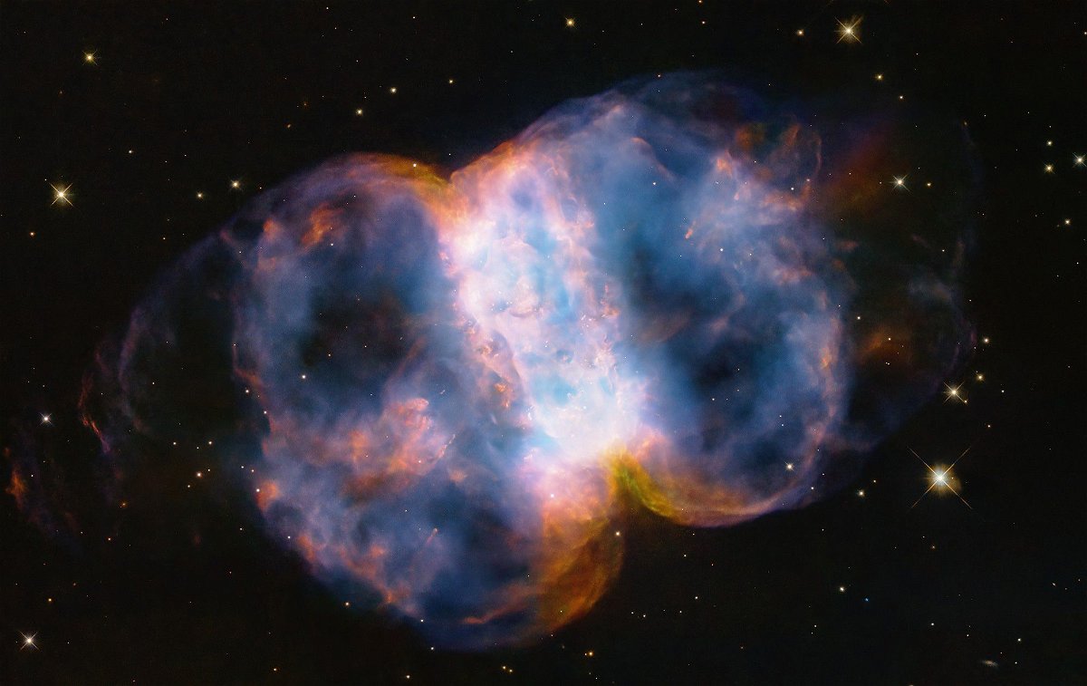 Little Dumbbell Nebula may be hiding evidence of stellar cannibalism in new Hubble image