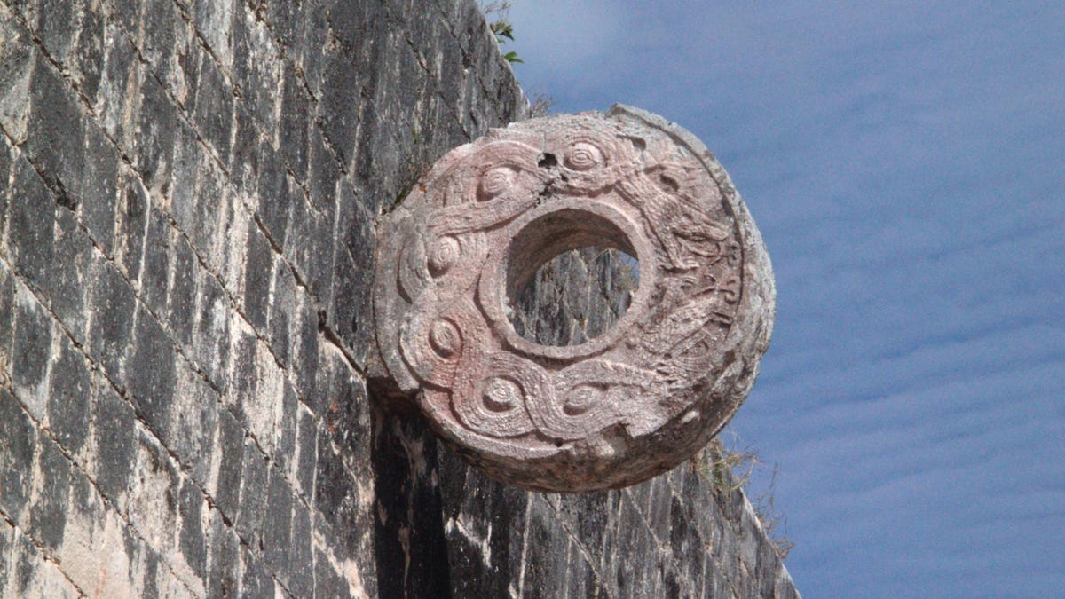 Ofrendas rituales, planta alucinógena encontrada bajo la antigua cancha de béisbol maya
