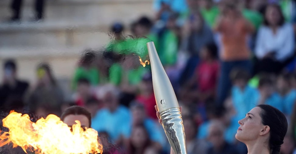 La fiamma olimpica è partita dal Pireo per la Francia