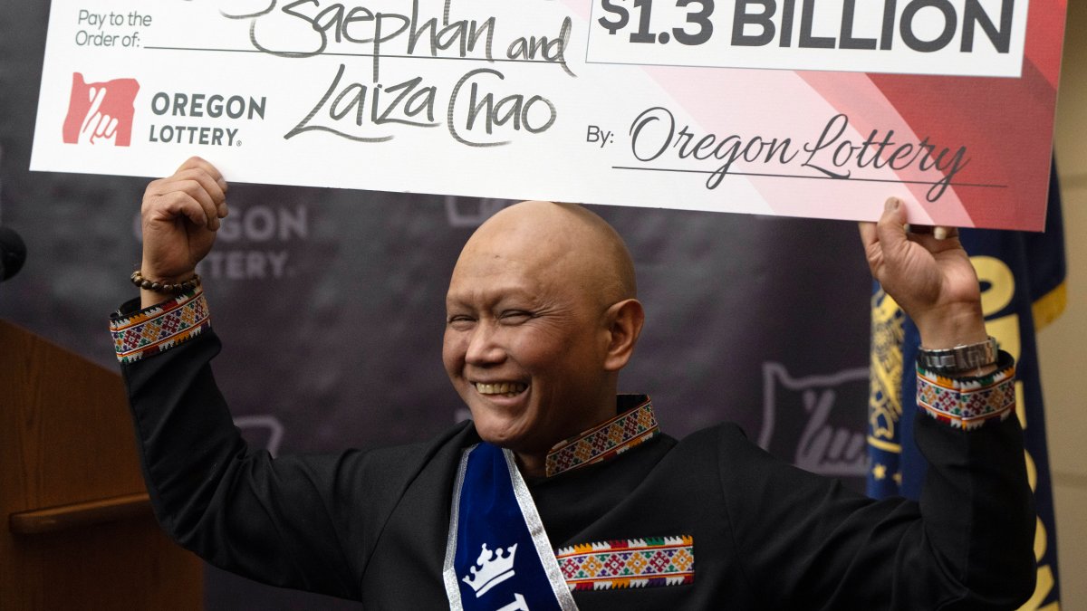 Immigrant from Laos named winner of $1.3 billion Powerball