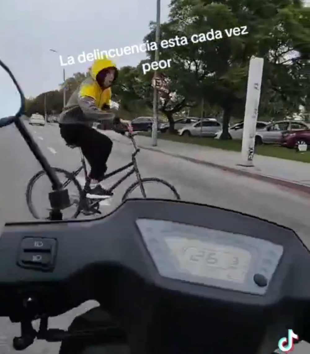 Un motorista ayuda a cazar al ladrón de un móvil en Uruguay.