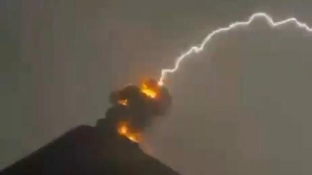 Un fulmine colpisce il vulcano durante l'eruzione