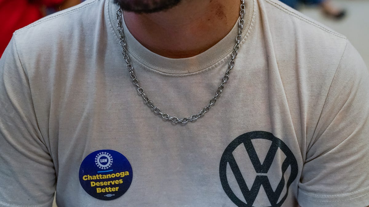 Volkswagen workers vote to join the UAW, fueling unionizing push