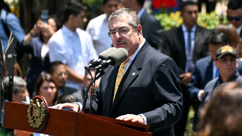 El presidente Bernardo Arévalo acude al Congreso de Guatemala a presentar iniciativa de ley para destituir a la fiscal general, Consuelo Porras
