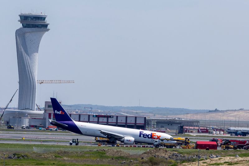 Probe launched after Boeing cargo plane lands in Istanbul without front landing gear