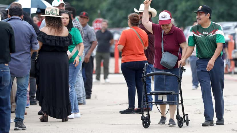 Thousands of Mexican voters wait hours in Dallas to choose their next president