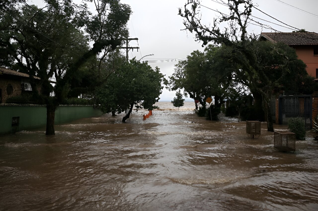 Brazil's flooded south paralyzed as waters remain high