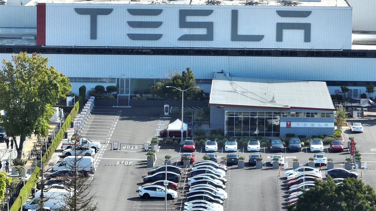 Tesla quietly took down all its open U.S. job postings