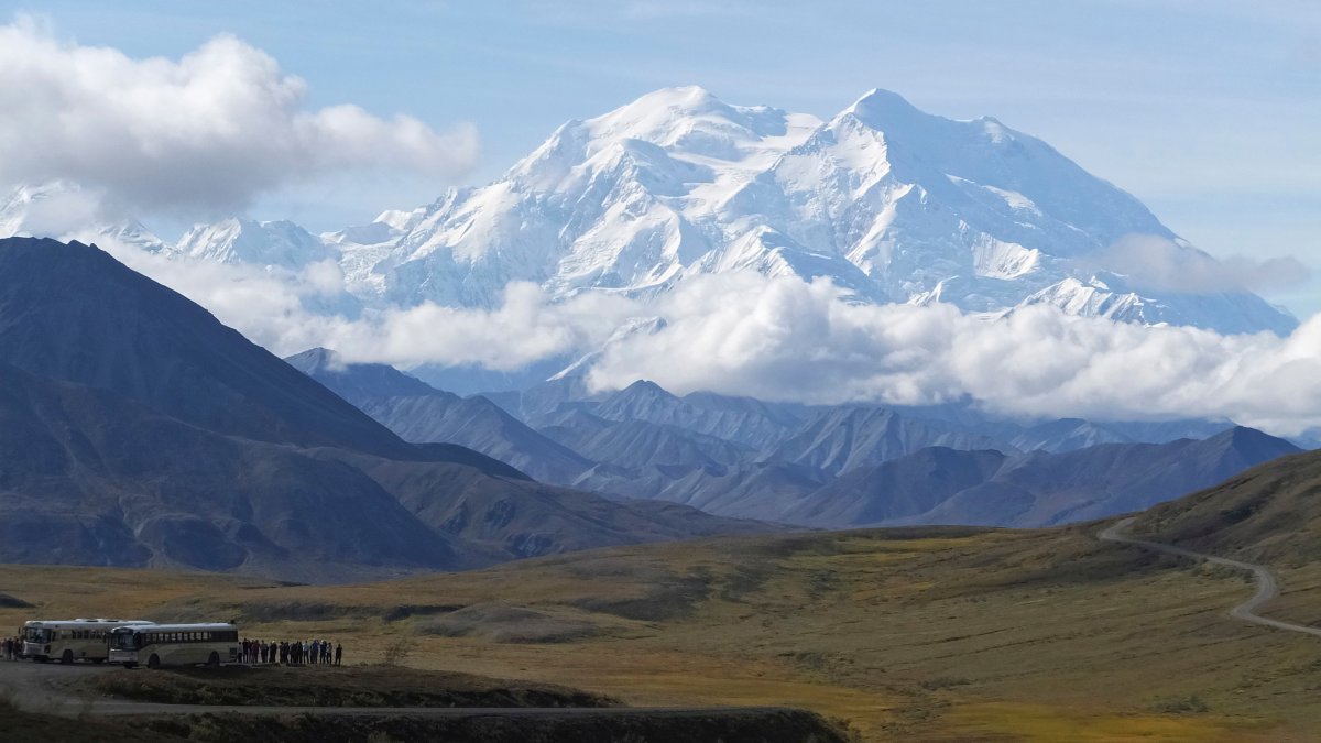 2 climbers suffering from hypothermia await rescue off Alaska mountain