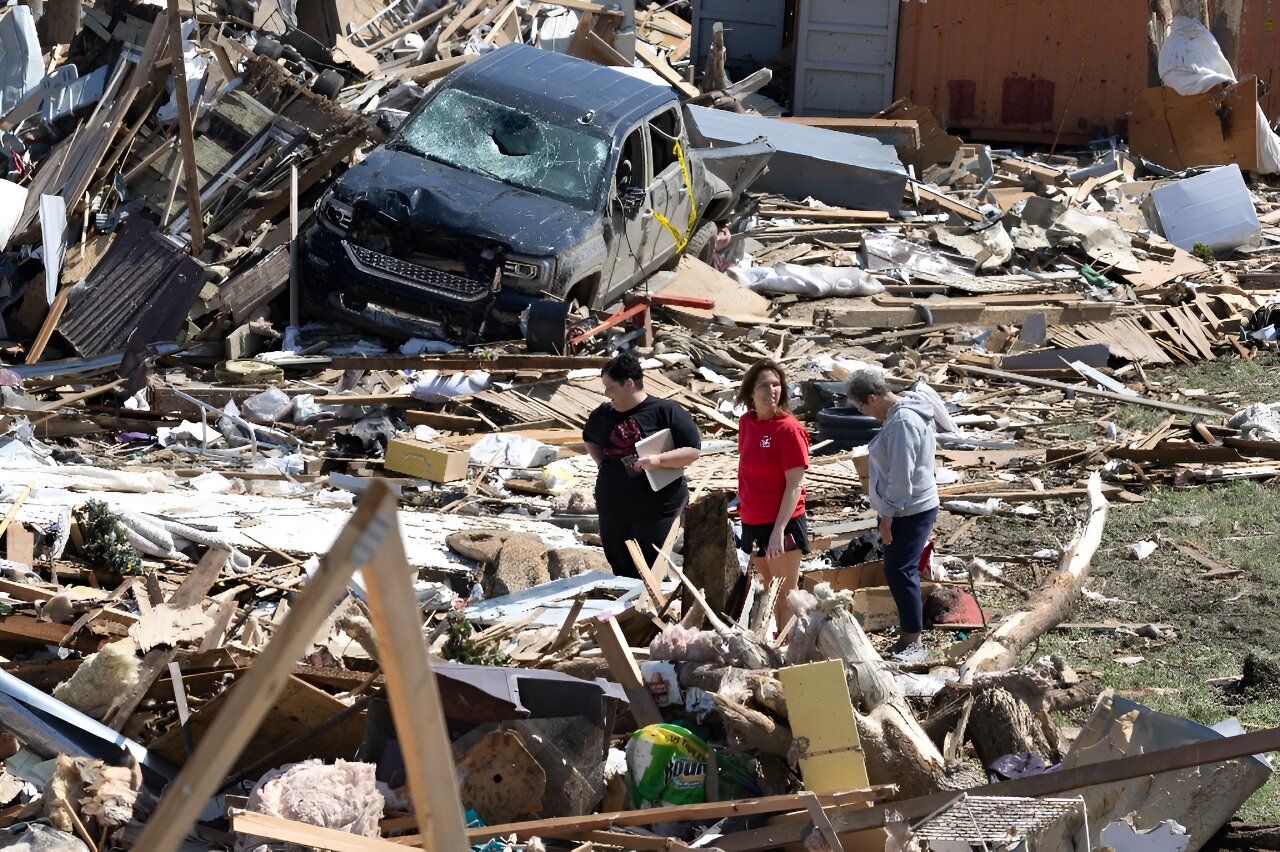 Tornado leaves five dead in Iowa