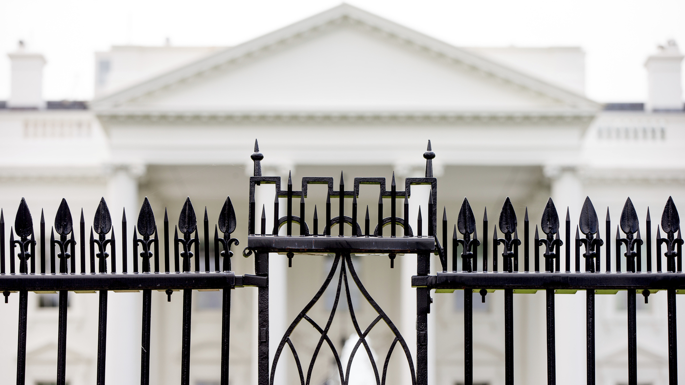 Driver dies after crashing into White House perimeter gate, Secret Service says