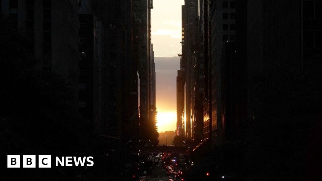 New York crowds gather for sunset 'Manhattanhenge'