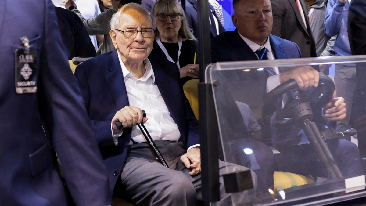 Elon Musk wants Warren Buffett to ditch Apple and buy Tesla stock: 'It's an obvious move'