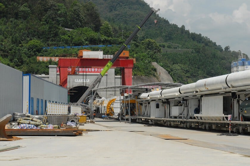 China tiene el túnel ferroviario "más difícil del mundo": 34 kilómetros atravesando una montaña hostil