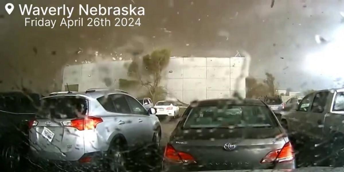 Un tornado arrasa un almacén en Nebraska