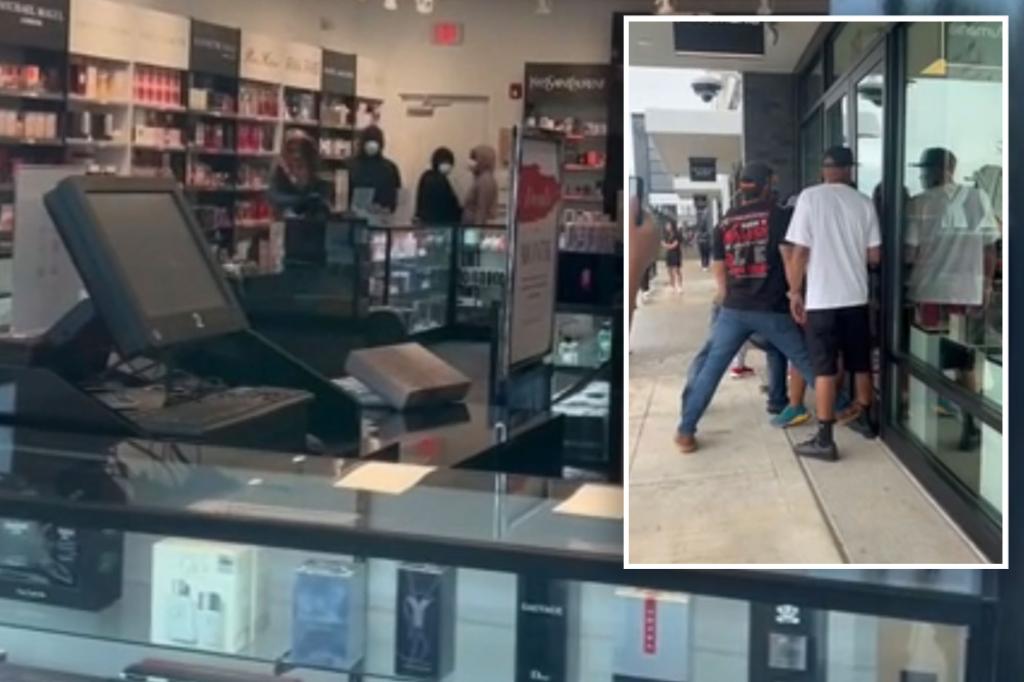 Tennessee shoppers trap Nashville Perfumania burglars inside store