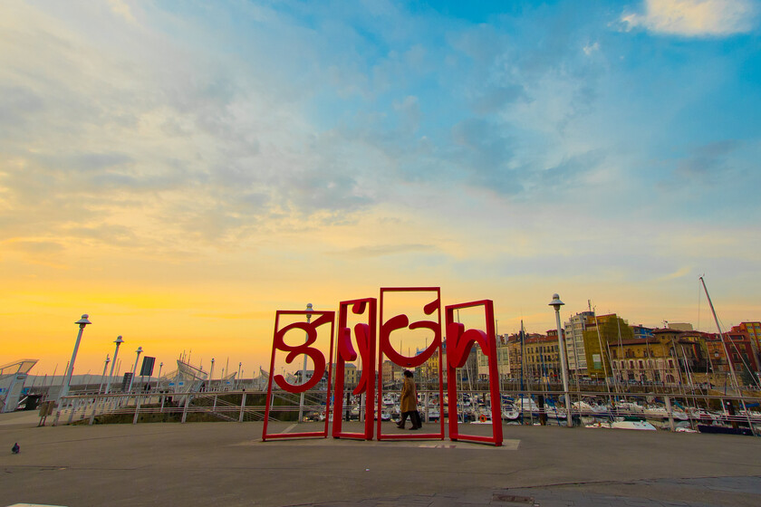 El Ayuntamiento de Gijón ha tenido una idea para impulsar las terrazas de sus bares: dotarlas de música ambiental