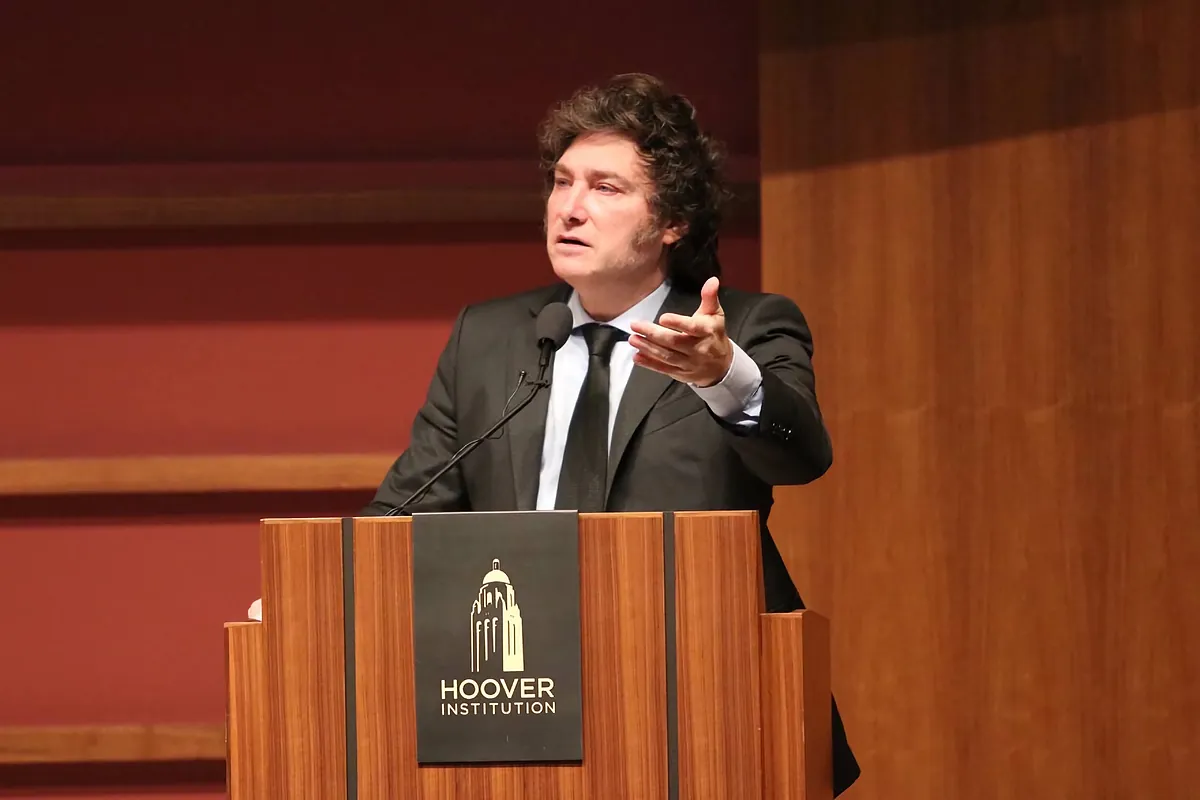 Javier Milei califica a Sánchez de "kirchnerista" sin modales y lo suma a una lista de líderes bolivarianos latinoamericanos