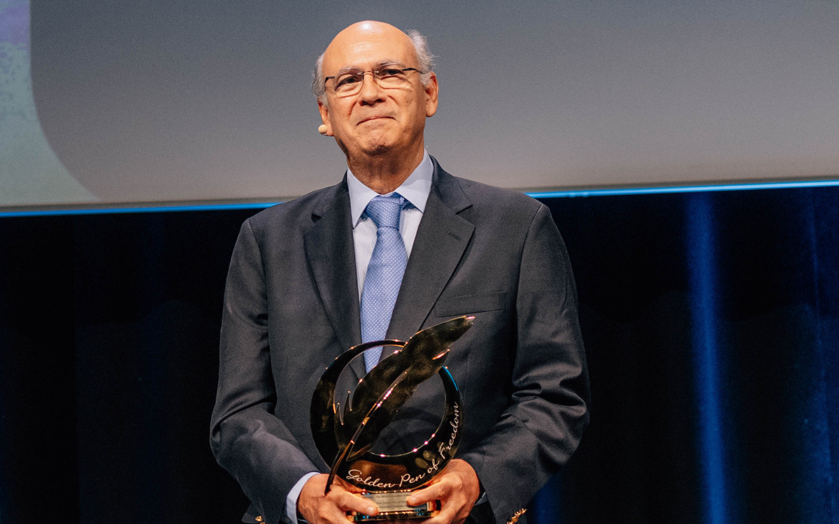 Carlos Chamorro recibió la Pluma de Oro de la Libertad 2024