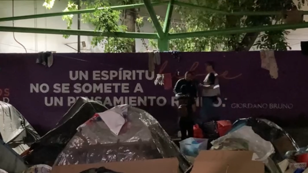 Trasladan a albergues a migrantes que permanecían en la plaza Giordano Bruno de Ciudad de México