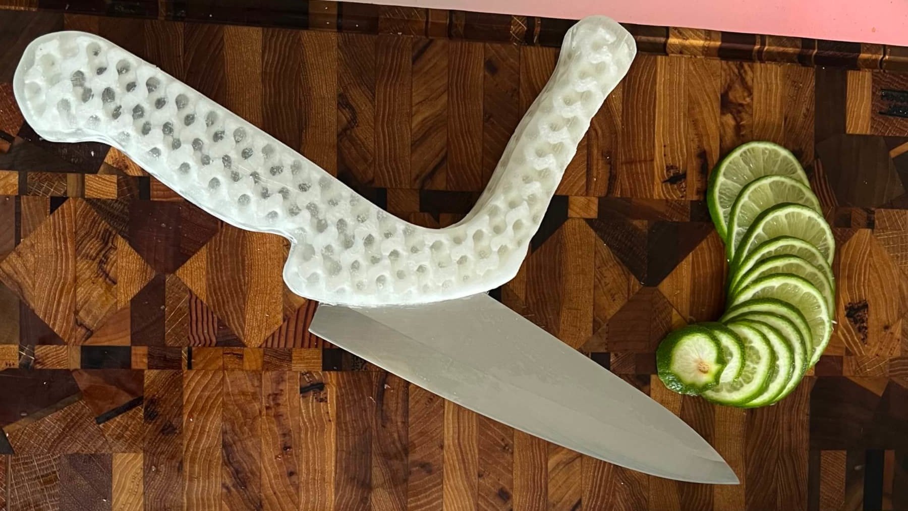 Adaptive Chef’s Knife Provides Better Leverage