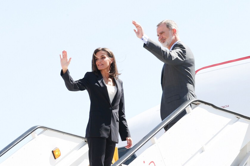 Felipe VI y su hombre de seguridad salen de tiendas y compran esta curiosa camisa para la reina Letizia