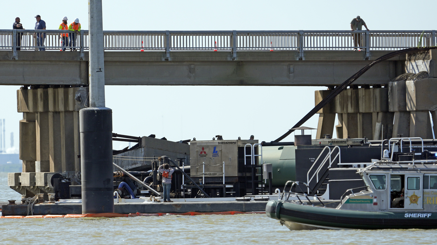 Barge hits bridge connecting Galveston and Pelican Island, causing oil to spill