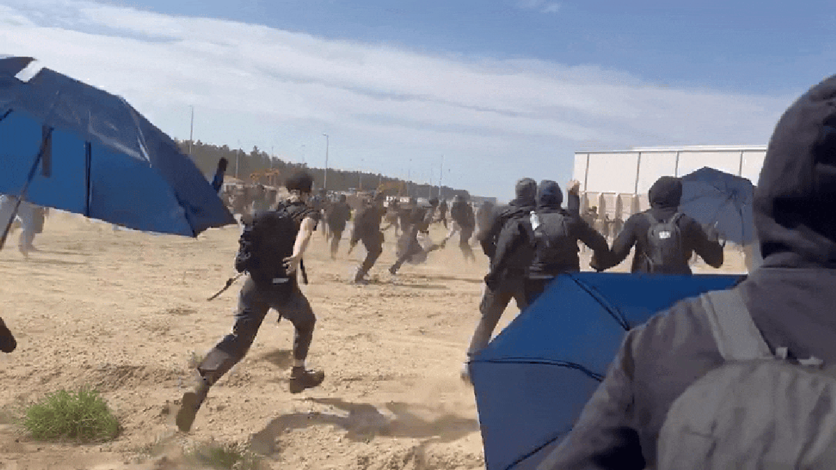 Cientos de manifestantes anti-Tesla asaltan una gigafábrica en Alemania