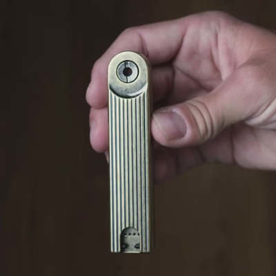 An Easy-to-Carry Folding Lighter that Extends Reach