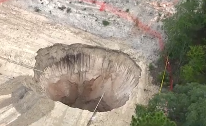 Massive hole opens up in Hernando County