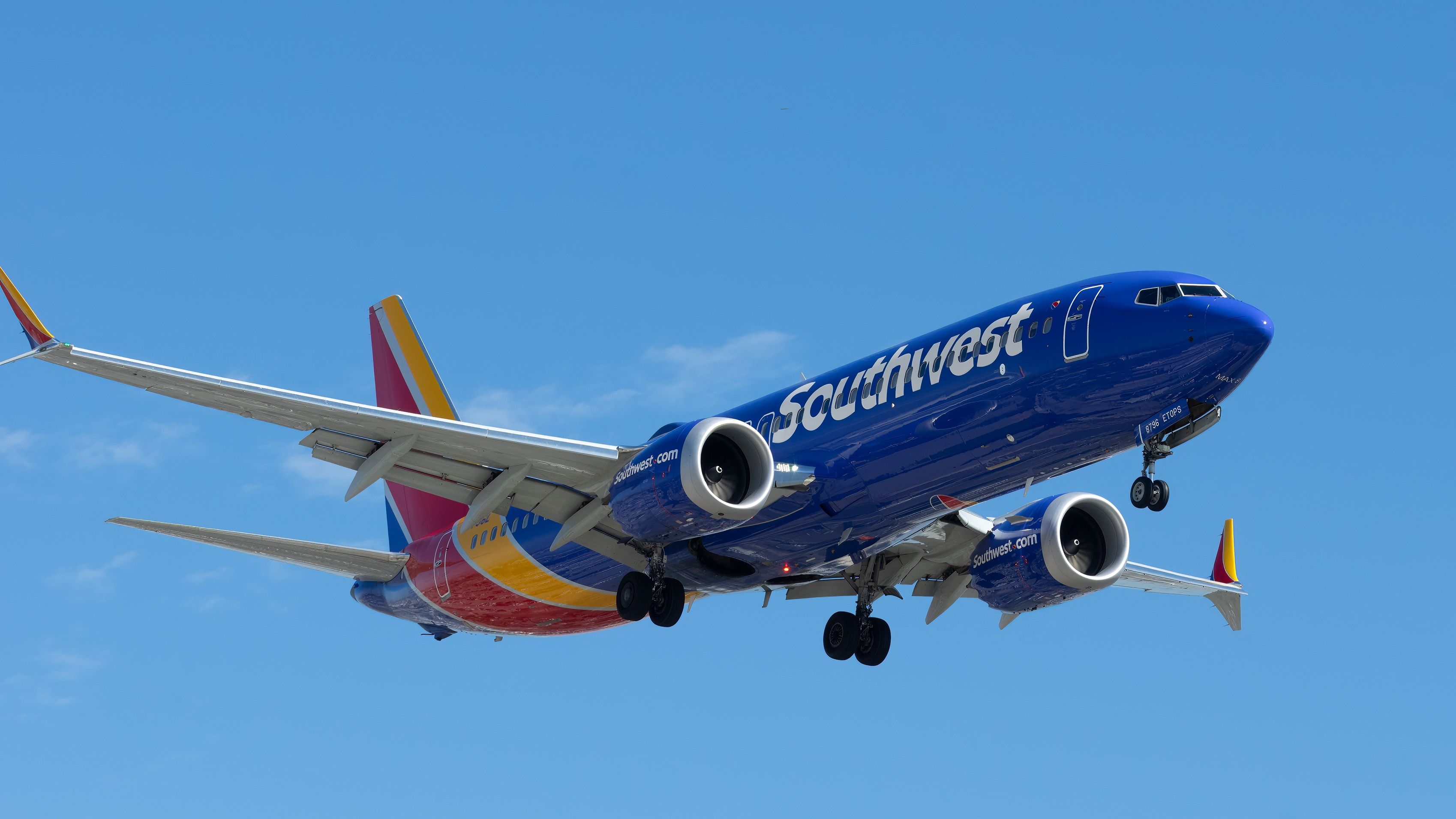 Southwest Airlines Boeing 737 MAX 8 Comes Within 400 Feet Of The Ocean While Approaching Lihue Airport