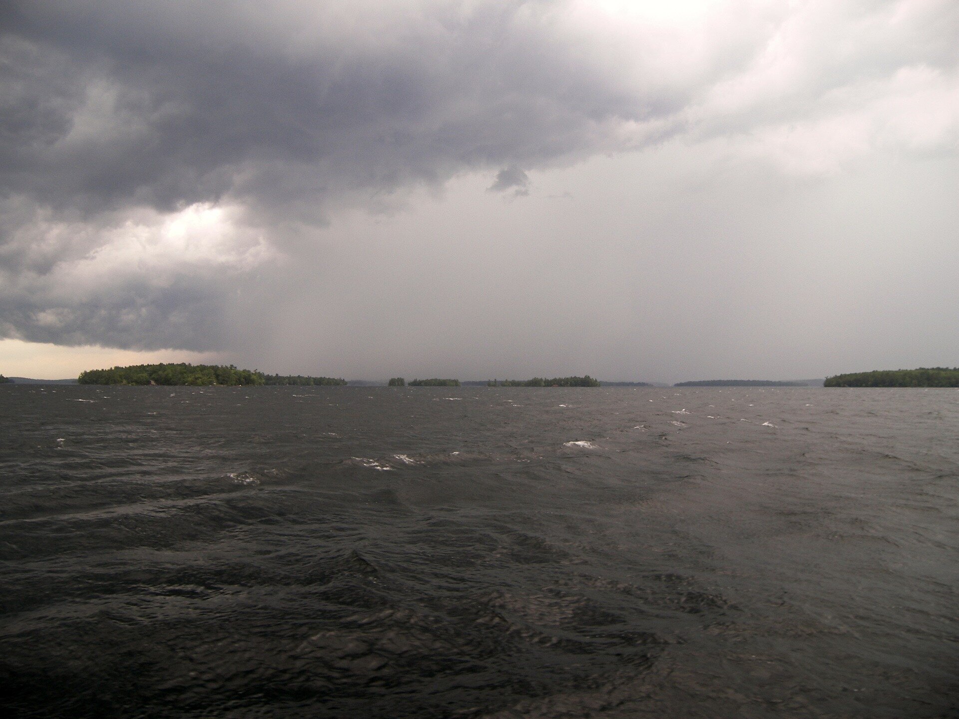 Algae blooms prompt 2 warnings along parts of New Hampshire's Lake Winnipesaukee