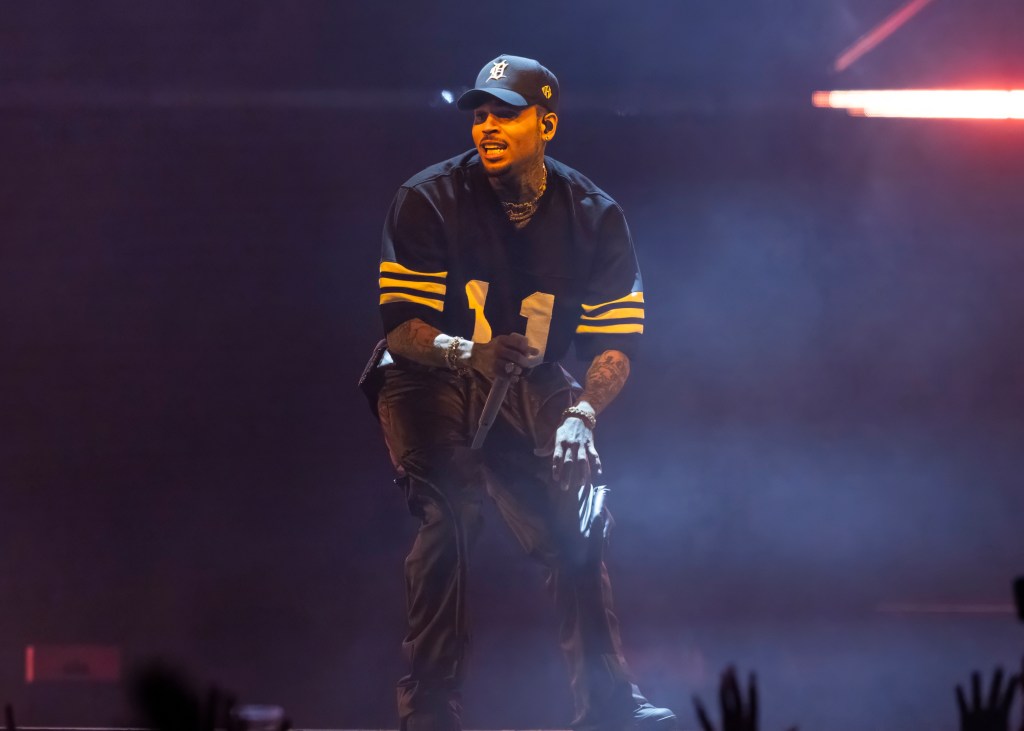 Chris Brown stuck midair during Newark, NJ concert