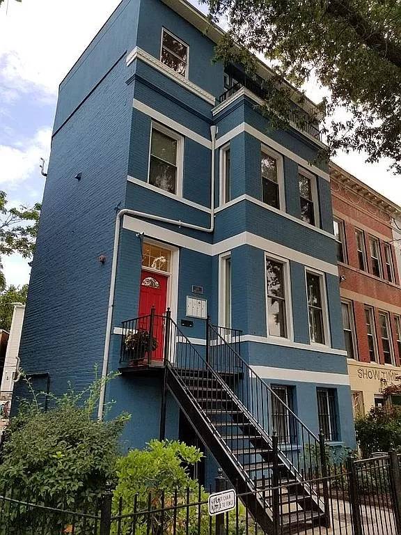 Today’s Rental was chosen for the “small NYC style balcony” and the proximity to Boundary Stone and Showtime, obviously