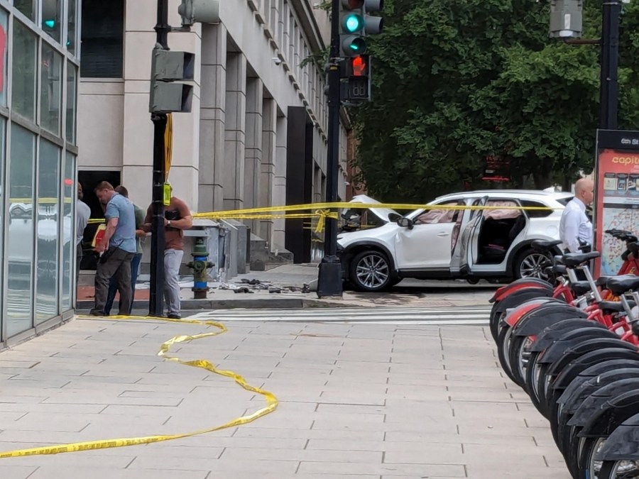 Woman dead after car theft, crash in Northwest DC