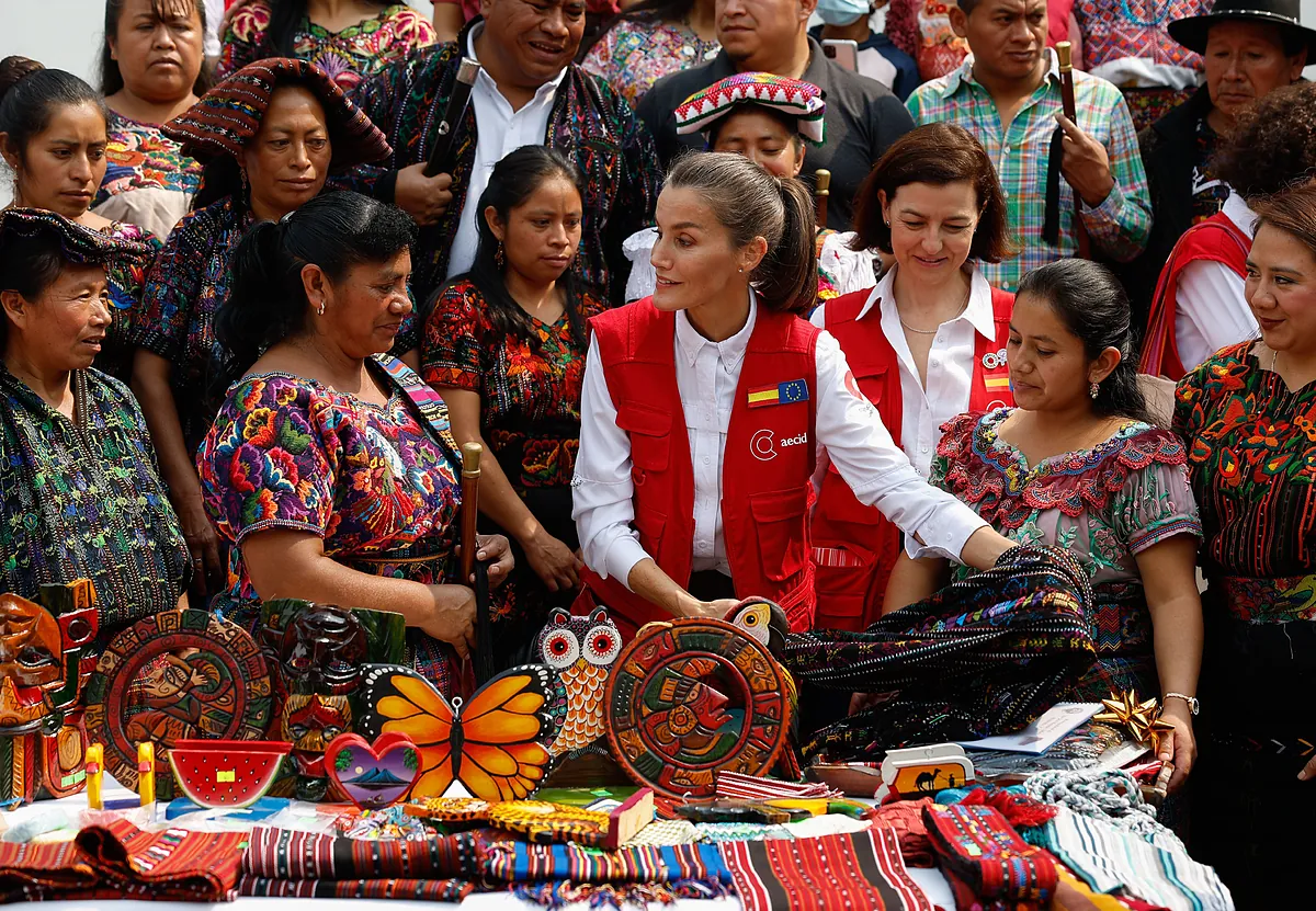 La Reina Letizia visita a las indígenas guatemaltecas empoderadas: "Los hombres dicen que no tenemos voz"