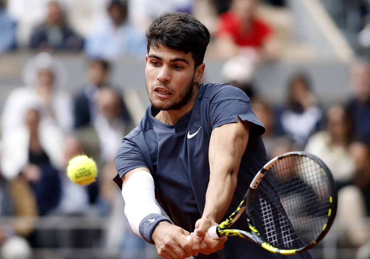 Dónde ver en televisión y online Carlos Alcaraz - Stefanos Tsitsipas y a qué hora empieza el partido de Roland Garros hoy