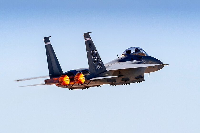 La Fuerza Aérea de EEUU acaba de recibir su primer F-15EX listo para el combate: así es la renovada versión del caza