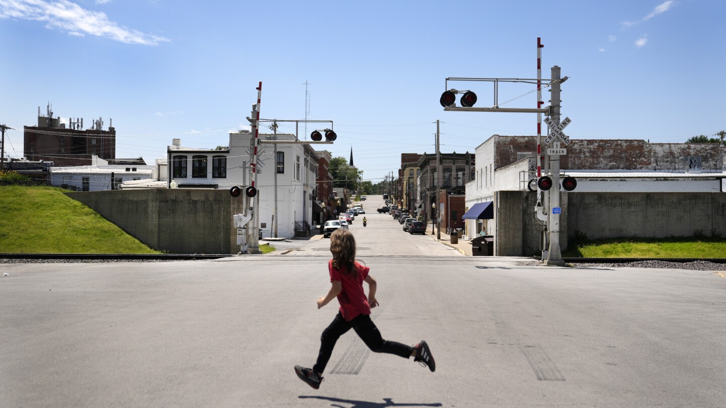 For shrinking Mississippi River towns, frequent floods worsen fortunes