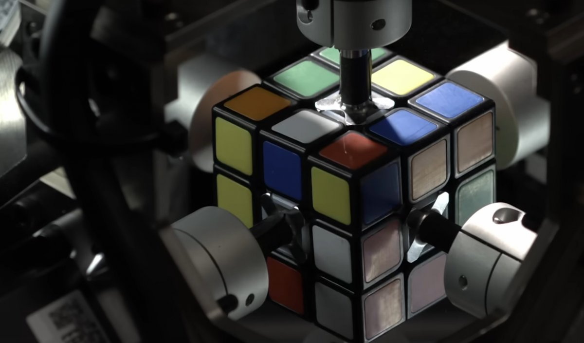Guinness-Rekord: Mitsubishi-Roboter löst Rubik’s Cube in etwa 0,3 Sekunden
