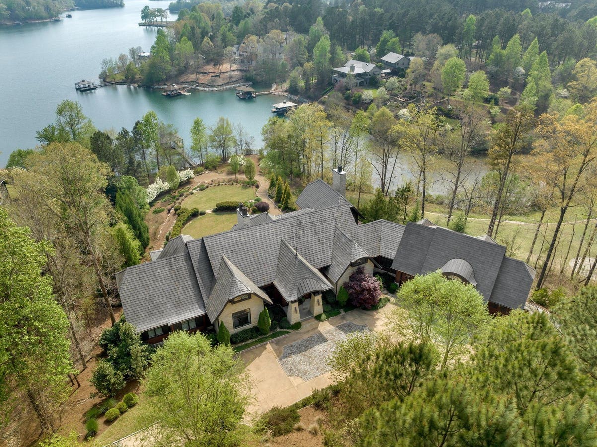 $7 Million Estate Embraces Lakeside Living And Golf In South Carolina
